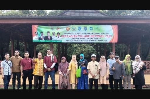 9 Turis Mancanegara Kunjungi Hutan Pelawan Desa Namang