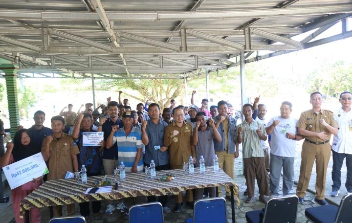 Algafry Serahkan JKM Senilai 42 Juta dan Bantuan BPJS Ketenagakerjaan Kepada Nelayan Pangkalan Baru