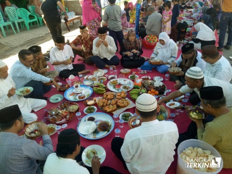Acara nganggung di sepanjang jalan KH. Abdul Hamid, Kelurahan Batin Tikal, Kecamatan Taman Sari ini, Sabtu (14/04/2018)