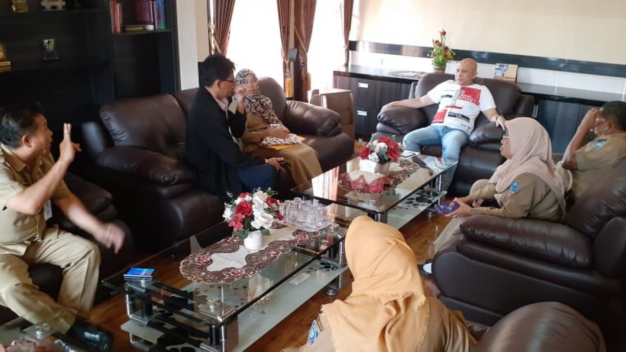 Beberapa ASN yang dinonjobkan oleh Gubernur Provinsi Kepulauan Bangka belitung (Babel), datangi kantor DPRD Babel, Selasa (06/08/2019).