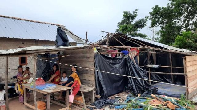 Salah satu rumah warga Desa Perlang Kecamatan Lubuk Besar habis di sapu angin ribut pada pukul 03.00 dini hari, bencana alam tersebut membuat 1 rumah warga Perlang atas nama Kanang rusak berat, Senin (21/11/2022).
