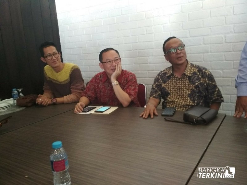 Ir Thomas Jusman MM, Ketua DPD REI Babel (tengah), saat konferensi pers dan silaturahmi dengan media di Restoran Padang Pagi Sore, Jl. Raya Koba Kota Pangkalpinang, Selasa (10/04/2018).