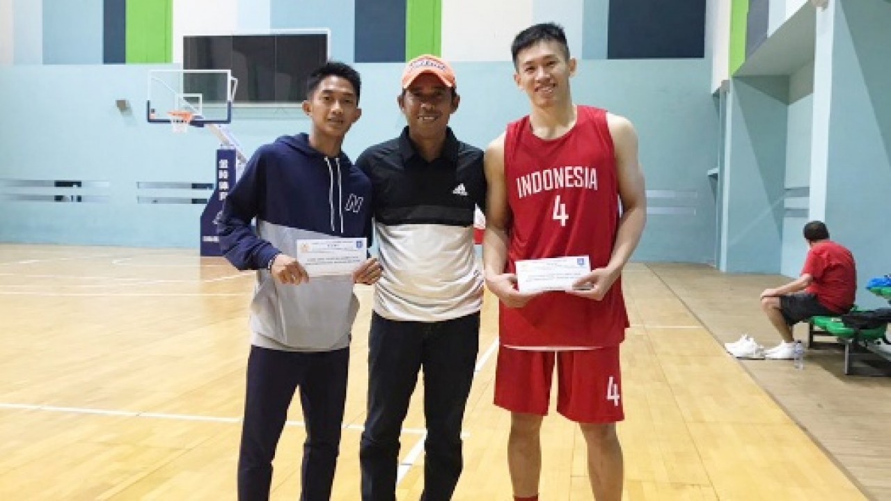 Ketua Koni Provinsi Kepulauan Babel, Elfandi (tengah_red) saat pantau latihan 6 orang atlet jarak jauh Babel Training Center (TC) di Pengalengan, Bandung.