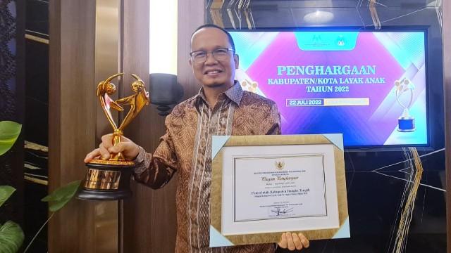 Bupati Bangka Tengah, Algafry Rahman saat terima Penghargaan Bergengsi Tingkat Nasional