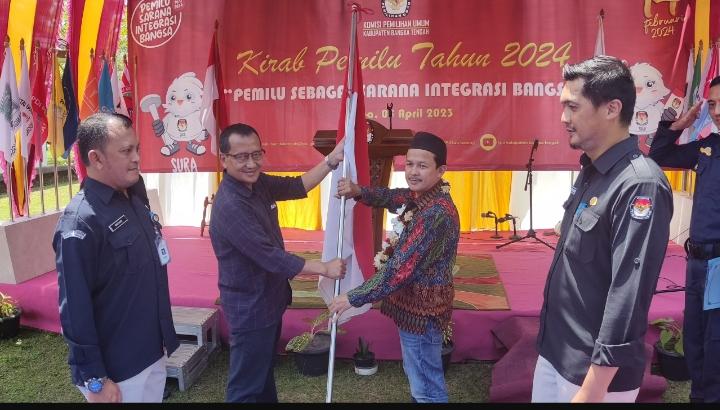 Bendera Kirab Pemilu 2024 Resmi Diterima oleh KPU Bangka Tengah
