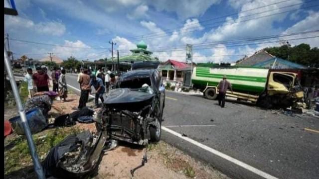 Brakkk!! Minibus Tabrak truck Tangki Cpo yang Parkir di Bahu Jalan. (Ilham/Bangka Tengah)