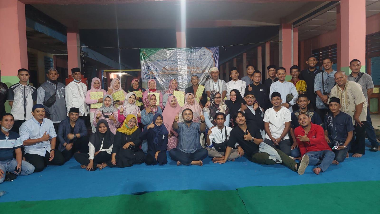 Bukber Sambil Berbagi Santunan Anak Yatim Ala Ikatan Alumni SMA Depati Amir
