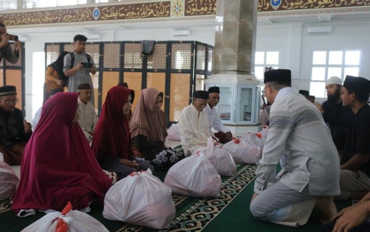 Bupati Algafry Serahkan Dana Hibah 100 Juta Untuk Masjid Desa Penyak