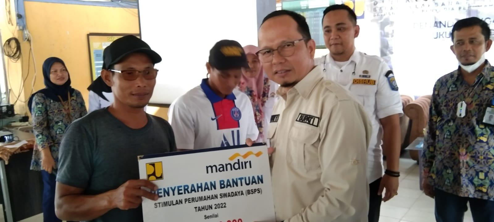 Bupati Bangka Tengah, Alghafry Rahman Serahkan 100 Buku Tabungan Program BSPS