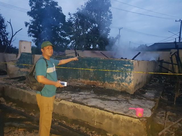 Camat Pangkalan Baru Cek Lokasi SD N 8 Mesu Yang Terbakar
