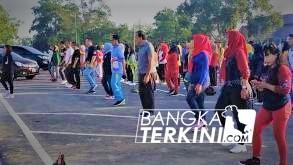 Bangka Belitung - Bangka Terkini, Pangkalpinang --- Para ASN di lingkup pemkot Pangkalpinang dan pelajar canangkan gerakan masyarakat hidup sehat (Germas), dengan melakukan senam dan gotong royong yang bertempay di Tampuk Pinang Pura, Jumat (13/03/2020).
