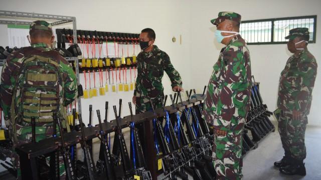 Komandan Korem 045/Gaya, Kolonel Czi M. Jangkung Widyanto periksa langsung kondisi keamanan di Gudang Munisi dan senjata yang berada di Markas Korem, Rabu (29/04/2020).