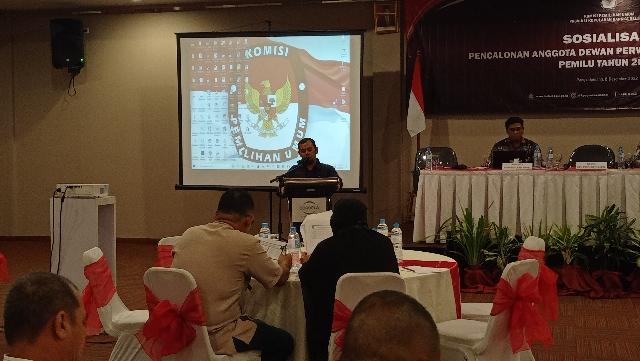 Ketua KPU Bangka Belitung, Davitri saat buka sosialisasi pencalonan anggota DPD Pemilu 2024