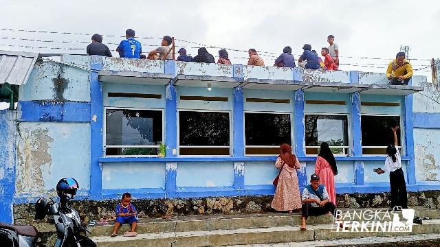 Demi Menonton Kompetisi Soeratin U17 Bangka Belitung, Warga Nekad Lompati Pagar Tribun