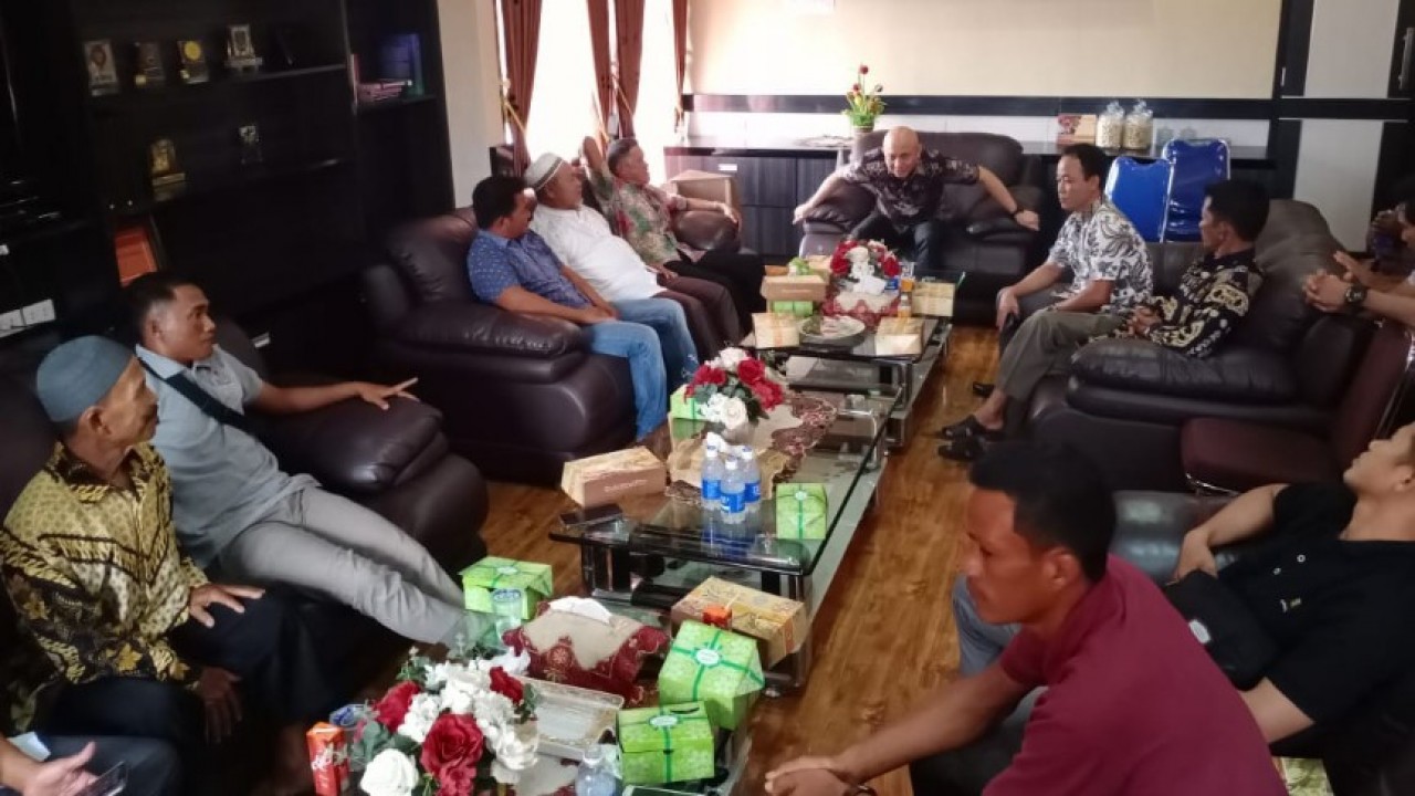 Perwakilan masyarakat Desa Lubuk Besar Kabupaten Bangka Tengah, audiensi dengan Ketua DPRD Babel terkait pembangun Sekolah Menengah Kejuruan (SMK) di wilayah Lubuk Besar, Selasa (22/10/2019).