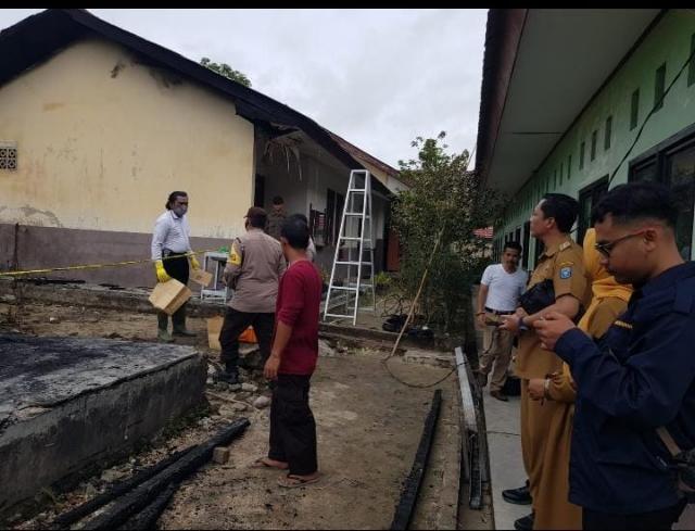 Diduga Korsleting Listrik, Gedung SD 8 Air Mesu Terbakar