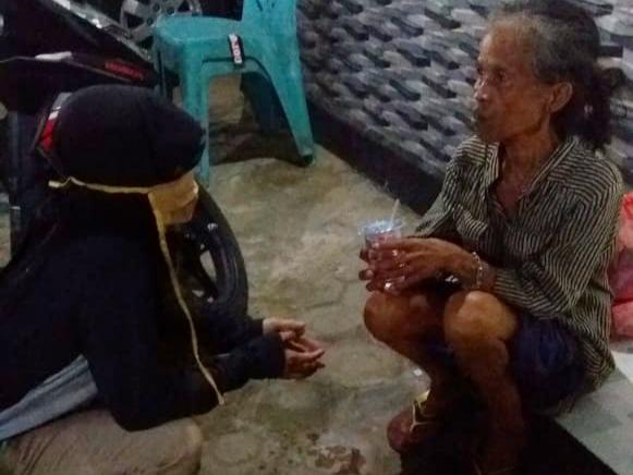 Seorang ibu-ibu paruh baya yang melintas berjalan kaki dengan kondisi linglung tak tahu arah jalan pulang, di Jalan Yos Sudarso Pangkal Balam tepatnya didepan Masjid Al-Ikhsan