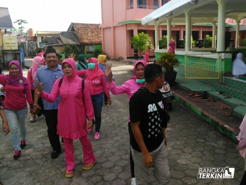 Ismiryadi atau Dodot Calon Wakil Walikota Pangkalpinang yang berpasangan dengan Endang Kusumawaty Calon Walikota Pangkalpinang, saat blusukan di wilayah Pelipur Kelurahan Rawa Bangun, Kamis (29/3/2018).