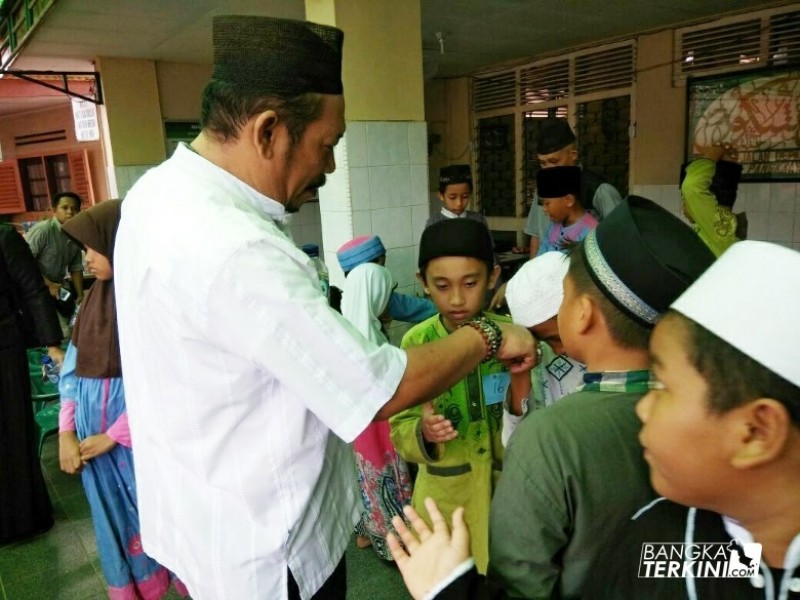 Ismiryadi yang merupakan calon wakil walikota Pangkalpinang nomor urut 4 bersama Endang Kusumawaty Calon Walikota Pangkalpinang, saat menghadiri undangan perlombaan membaca Al-Quran surat pendek yang diselenggarakan oleh yayasan masjid As Syukur Kelurahan Opas Indah, Rabu (11/04/2018) kemarin.
