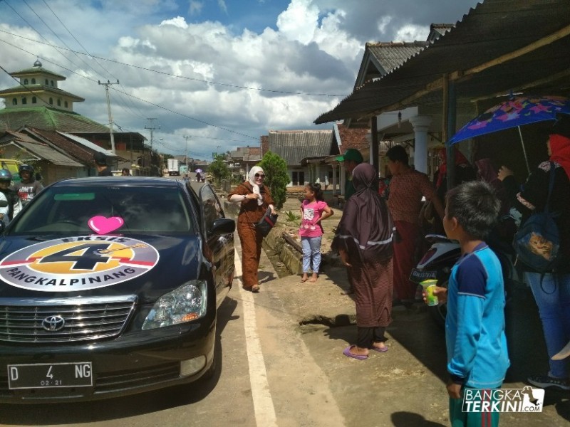 Endang Kusumawaty Calon Walikota Pangkalpinang yang berpasangan dengan Ismiryadi atau dikenal Paslon Eksis, saat blusukan di Tua tunu, Rabu (28/03/2018).