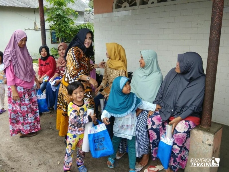 Endang Kusumawati Calon Walikota Pangkalpinang yang berpasangan dengan calon Wakil Walikota Ismiryadi (Eksis), saat blusukan di Kelurahan Selindung Lama, Jum'at (23/03/2018).