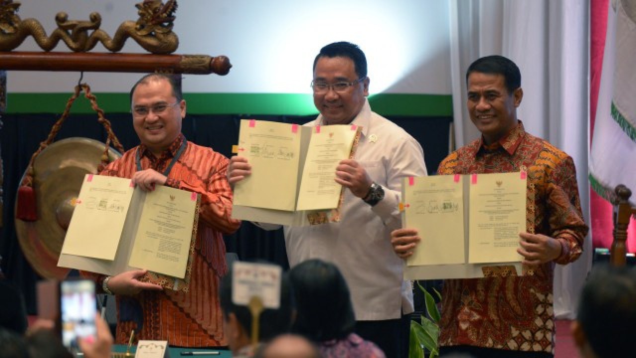 Gubernur Bangka Belitung (Babel), Erzaldi Rosman bersama Menteri Pembangunan Daerah Tertinggal dan Transmigrasi Indonesia (Mendes PDTT), Eko Putro Sandjojo, dan Menteri Pertanian (Mentan) RI, Andi Amran Sulaiman