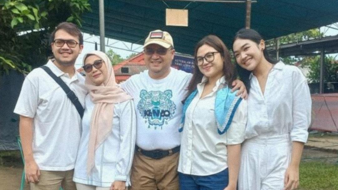 Erzaldi Rosman Sekeluarga Gunakan Hak Suara di TPS 001 Beluluk Pangkalanbaru