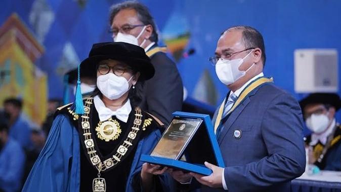 Erzaldi Rosman Terima Penghargaan Ganesa Wirya Jasa Adiutama saat peringatan 102 Tahun Pendidikan Tinggi Teknik Indonesia (PTTI).
