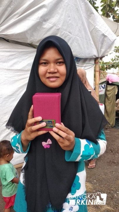 Laili (14) seorang warga Lombok di pengungsian Dusun Bayan Desa Ancak, Kabupaten Lombok Utara sudah hafal 6 juz Al-Qur'an.
