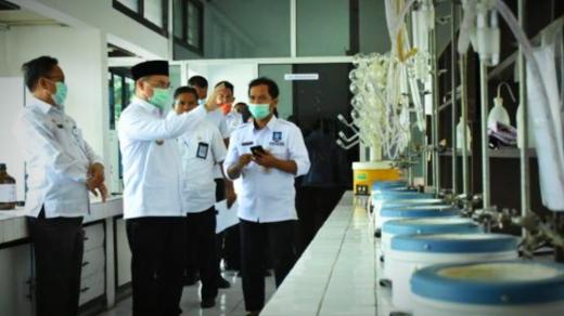 Gubernur Babel Erzaldi Rosman kunjungi UPTD Balai Pengujian dan Sertifikasi Mutu Barang, Rabu (05/08/2020).