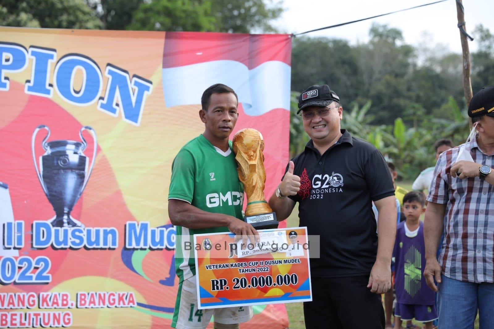 Gubernur Serahkan Trofi Juara Veteran Kades Cup II Desa Air Anyir kepada Persiraya Sempan