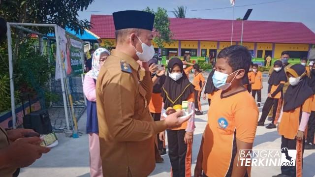 Wakil Bupati Bangka Tengah, Herry Erfian saat berikan makanan sehat kepada salah satu siswa.