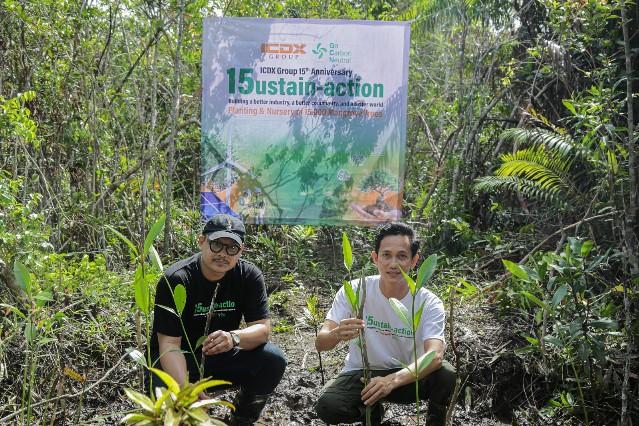Keterangan Foto 15USTAIN-ACTION, ICDX TANAM 15.000 POHON MANGROVE. Tampak dalam gambar, (ki-ka) ; Yitzhak Nazareth, Head of Marketing Communications ICDX Group, Muhammad Irham, Kepala Kantor Perwakilan ICDX Group Bangka, saat menanam pohon mangrove knowledge di Munjang Mangrove Kurau Barat, Bangka pada Minggu, 23 Juni 2024.