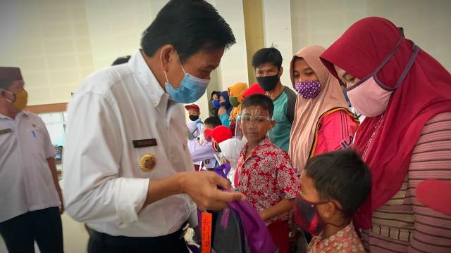 Bupati Bangka Tengah, Ibnu Saleh Serahkan Bantuan Beasiswa ke Pelajar SD dan SMP di Bangka Tengah yang kurang mampu.