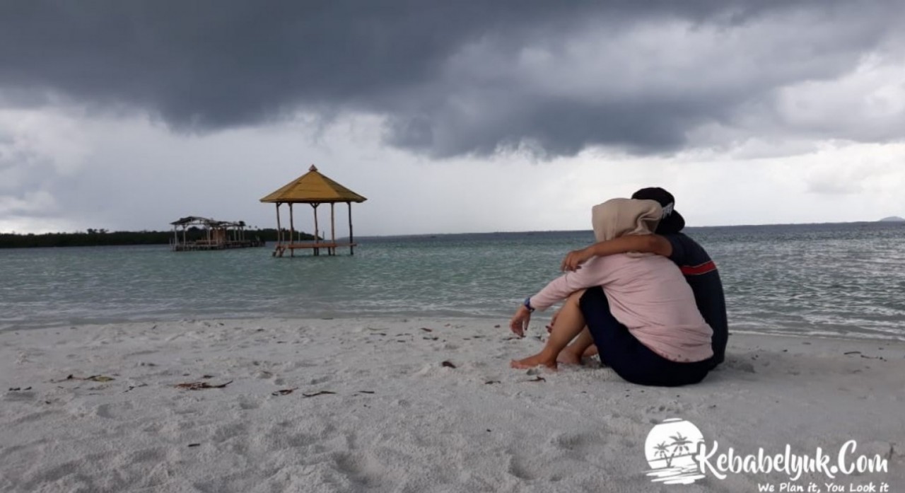 Pantai menjadi salah satu daya tarik di Bangka Belitung, siapapun pasti sudah kenal dengan Pantai Leebong dengan sejuta keindahannya yang menawan. Anda bisa melakukan banyak hal di pantai, bermain air sepuasnya, berjemur, membangun istana pasir dan main pasir sampai sore. Jangan lupakan mengambil banyak foto yang bagus, untuk kenang-kenangan dan update di media sosial. Siapa tahu bisa jadi inspirasi wisata teman-teman lainnya untuk datang ke Belitung