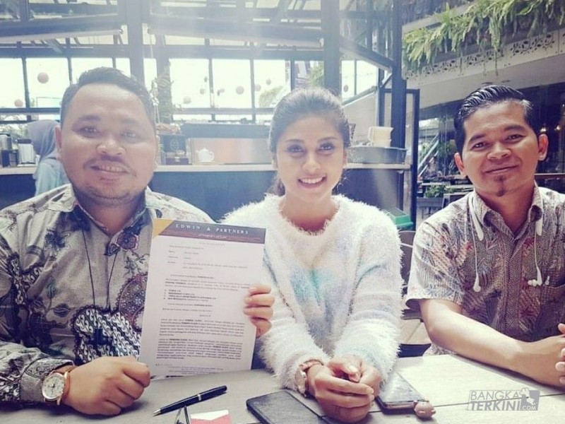 Edwin SH (Kiri/memegang kertas), pria kelahiran Pangkalpinang, Bangka Belitung kini telah sukses dalam meniti karir sebagai Advokat di Seputaran Ibu Kota Jakarta