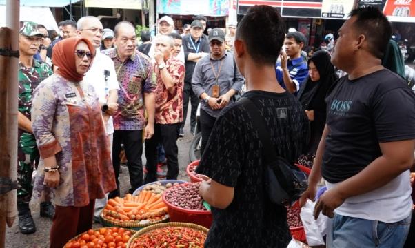 PANGKALPINANG, BANGKA TERKINI – Bersama Bank Indonesia Kantor Perwakilan Provinsi Kepulauan Bangka Belitung dan stakeholder terkait, Pemerintah Kota Pangkalpinang gelar Inspeksi Mendadak (Sidak) ke sejumlah distributor beras dan kebutuhan pokok lainnya hingga ke pasar di Kota Pangkalpinang, Jumat (8/3/2024).