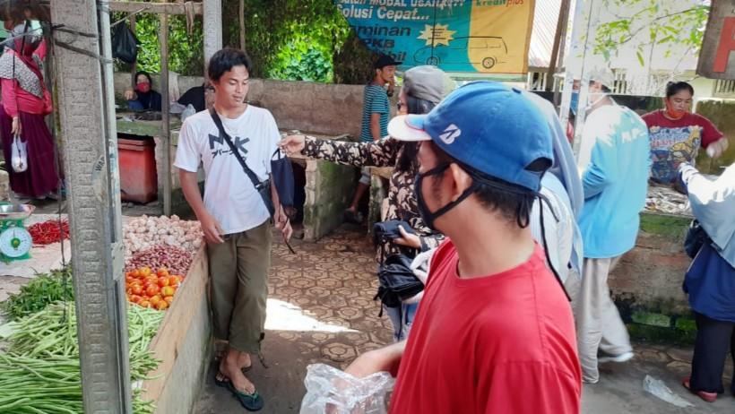 Alumni SMP Depati Amir Pangkalpinang 98, bagi masker dan penyemprotan desinfektan di wilayah Kecamatan Pangkal BalamBalam, Jum'at (10/04/2020).