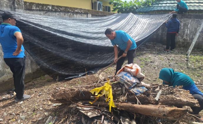 Jumat Bersih, Kadis DP3AKB Pangkalpinang Ajak Pegawainya Jaga Kebersihan Kantor