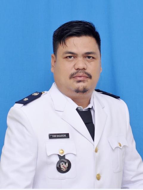 kepala Desa Perlang, Yani Basaroni