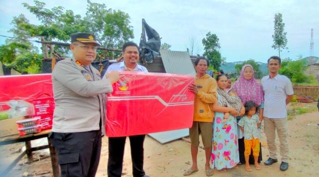 Kapolres bersama Kades dan Sekcam serahkan bantuan ke Kanang