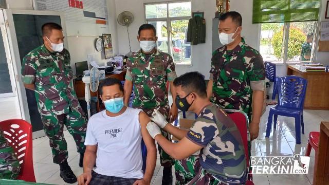 Kasrem 045/Garuda Jaya Tinjau Serbuan Vaksinasi di Koramil 413-04/Koba