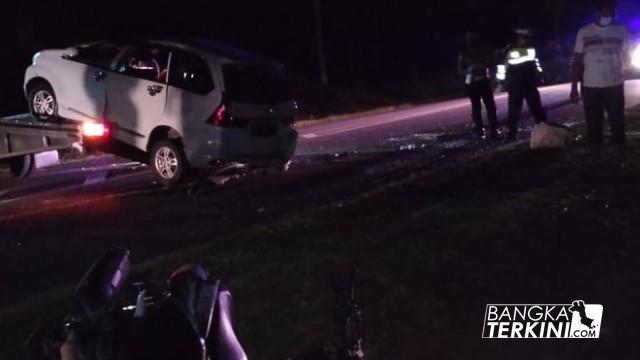 BANGKA TERKINI - BANGKA TENGAH --- Telah terjadi Kecelakaan Lalulintas antara Mobil type Xenia dengan Nopol BN 1623 PF yang bertabrakan dengan sepeda motor merk Yamaha N max nopol BN 6047 VI yang terjadi di Ruas jalan Pantai Desa Arung Dalam, Sabtu (07/08/2021).