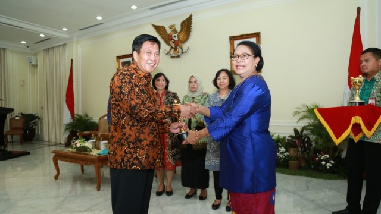 Menteri Pemberdayaan Perempuan dan Perlindungan Anak, Yohana Yembise berikan penghargaan Anugerah Parahita Ekapraya (APE) tahun 2018, kepada Bupati Bangka Tengah (Bateng), Ibnu Saleh.