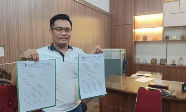 Ketua DPC Gerindra Pangkalpinang, Bangun Jaya saat menunjuk bukti somasi terhadap Ketua Bawaslu Babel