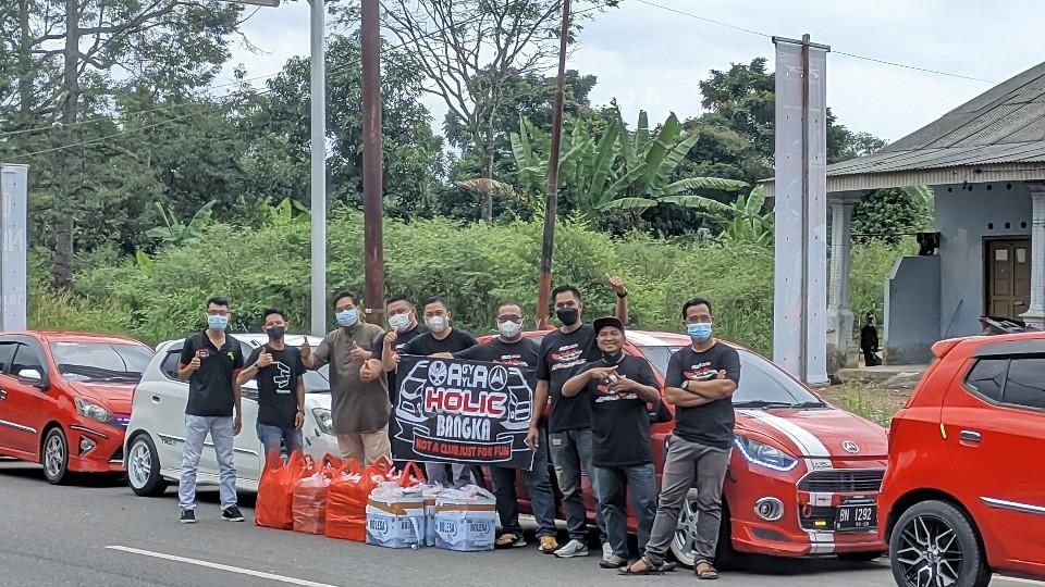 Komunitas Mobil Agya Ayla Holic Bangka Berbagi Takjil Di Bulan Ramadhan
