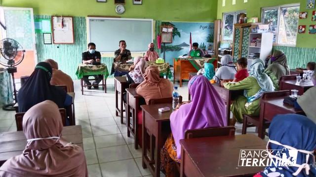 Koramil 413-04/Koba Gelar Sosialisasi Vaksinasi ke Wali Murid SDN 04 Lubuk Simpang Bangka Tengah
