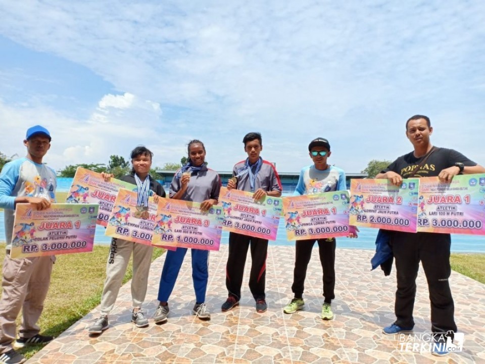 Foto bersama, Atlet dari Bina Satria Athletic Club Sungailiat