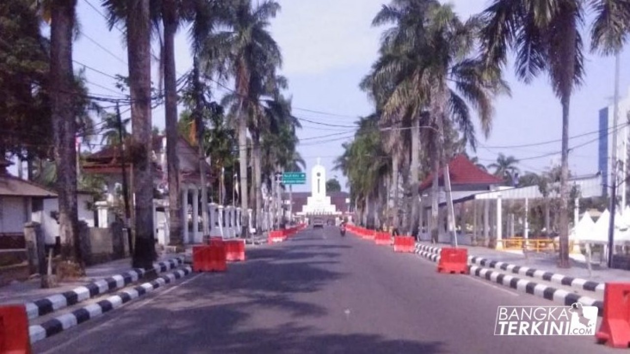 Berikan tanda tidak boleh parkir di sepanjang jalan Rumah Dinas (Rumdin) Walikota Pangkalpinang, Dinas Perhubungan (Dishub) Kota Pangkalpinang pasang Barrier atau pembatas, Rabu (11/09/2019).