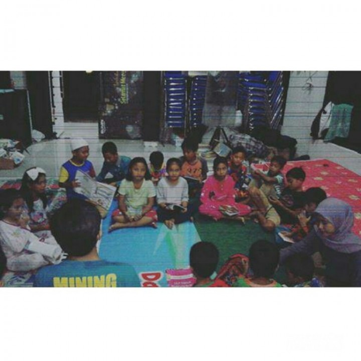 Mahasiswa KKN (kuliah kerja nyata) Toboali UBB, gelar kegiatan bimbingan belajar yang diikuti kurang lebih 30 anak-anak desa, di balai pertemuan Desa Gadung.